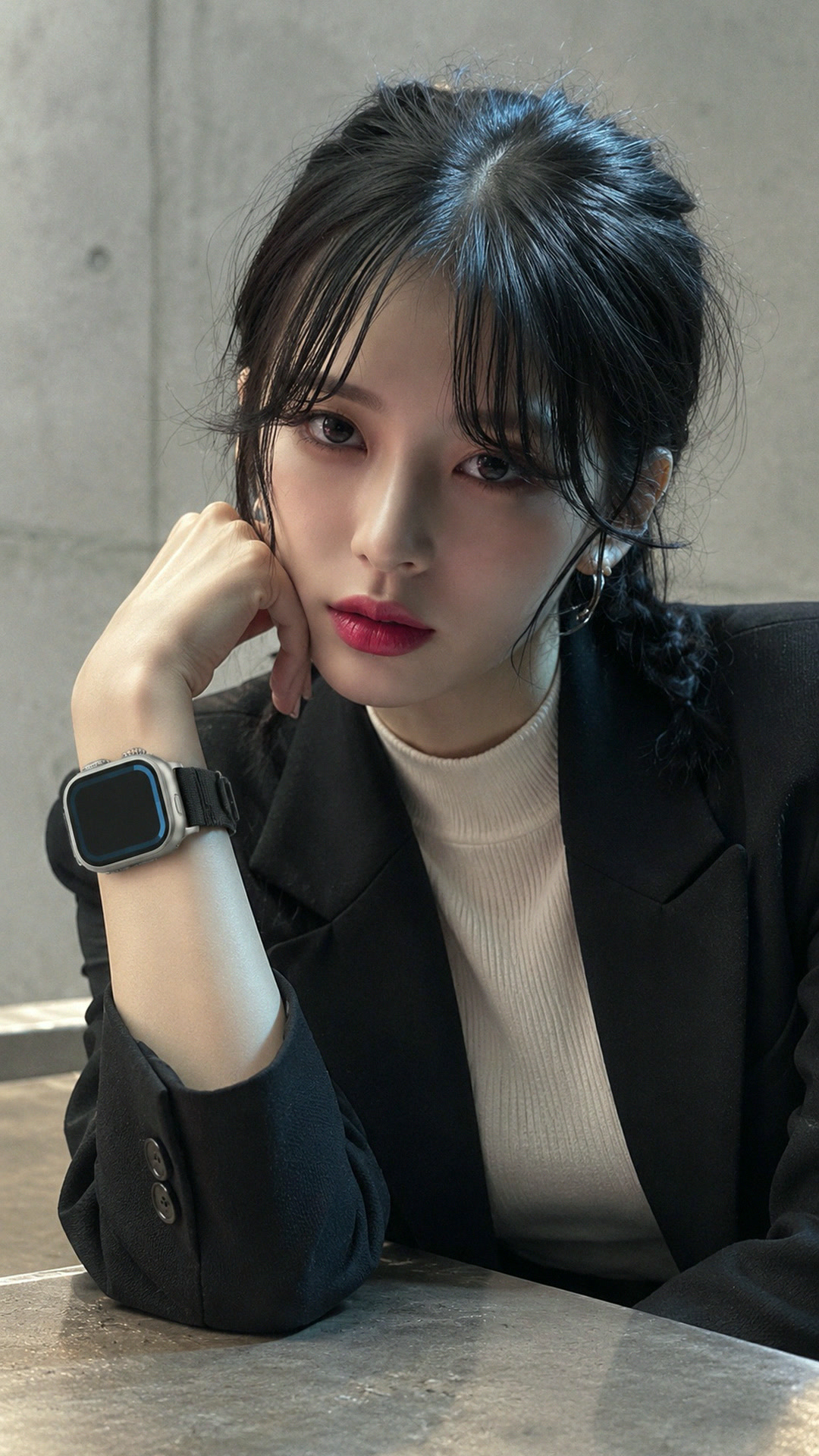 블랙 테일러드 자켓에 니트 워치 스트랩 2