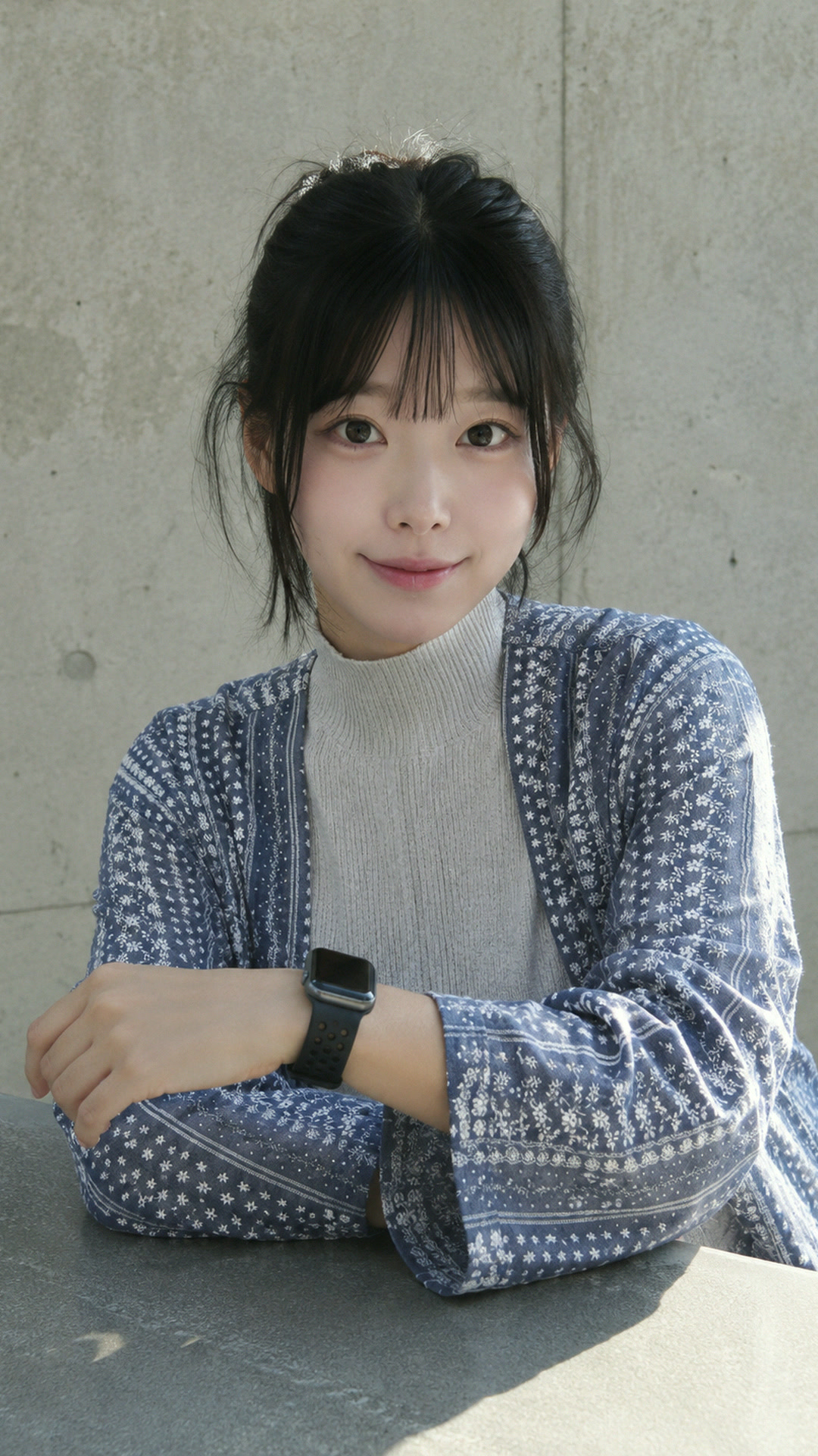 가디건 걸치고, 충전기는 파우치에 2